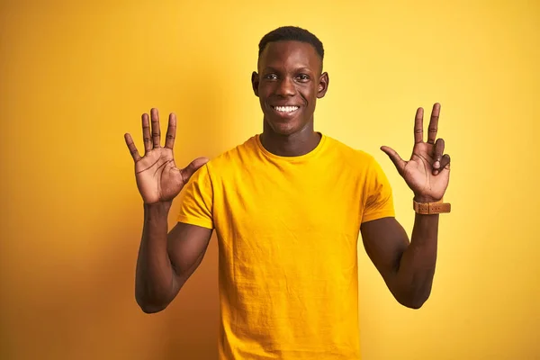 Junger Afrikanisch Amerikanischer Mann Lässigem Shirt Das Vor Isoliertem Gelben — Stockfoto