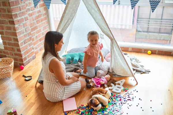 Hermosa Maestra Niña Rubia Jugando Con Muñecas Dentro Tipi Jardín — Foto de Stock