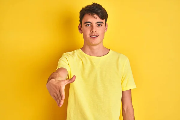 Menino Adolescente Vestindo Camiseta Amarela Sobre Fundo Isolado Sorrindo Amigável — Fotografia de Stock