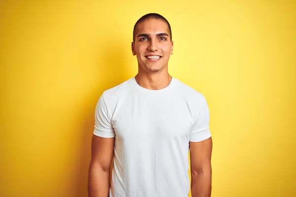 Jonge Blanke Man Draagt Casual Wit Shirt Gele Geïsoleerde Achtergrond — Stockfoto