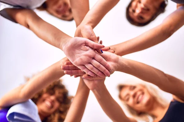 Giovane Bel Gruppo Sportivi Che Stringono Mano Dopo Lezione Yoga — Foto Stock