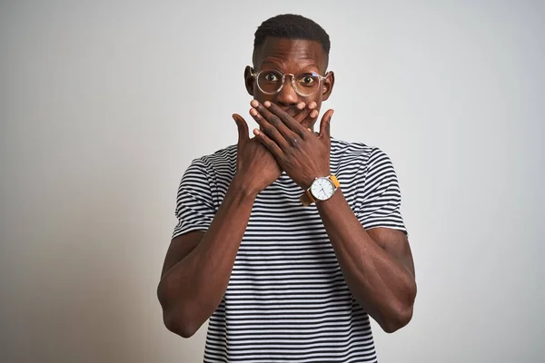 Hombre Afroamericano Con Camiseta Rayas Gafas Sobre Fondo Blanco Aislado — Foto de Stock