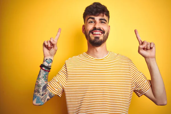 Ung Man Med Tatuering Bär Randig Shirt Stående Över Isolerad — Stockfoto