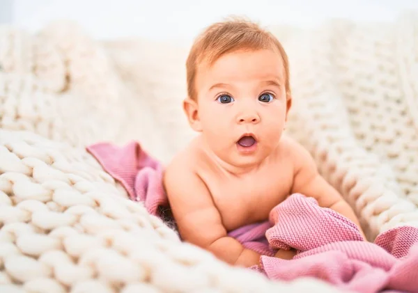 Förtjusande Bebis Liggande Över Filten Soffan Hemma Nyfödd Avkopplande Och — Stockfoto