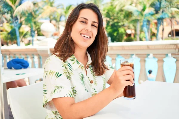 Mulher Bonita Sentado Piscina Bar Hotel Resort Beber Refrigerante Fresco — Fotografia de Stock