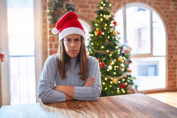 Jovem Mulher Bonita Vestindo Chapéu Papai Noel Mesa Casa Torno — Fotografia de Stock