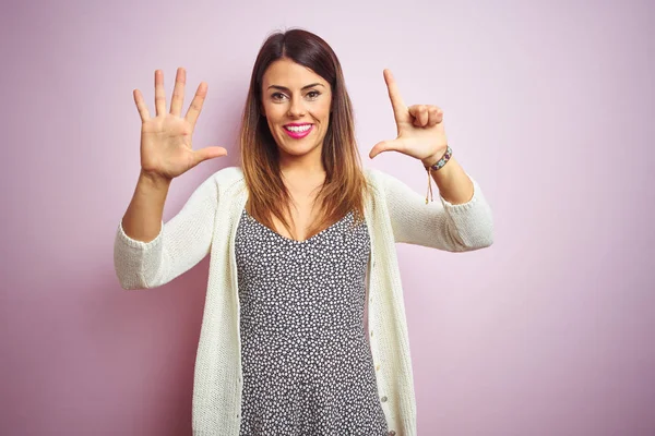 Jonge Mooie Vrouw Staande Roze Geïsoleerde Achtergrond Tonen Wijzen Met — Stockfoto