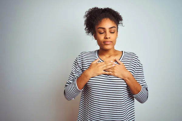 Afro Amerikaanse Vrouw Met Marine Gestreept Shirt Geïsoleerde Witte Achtergrond — Stockfoto