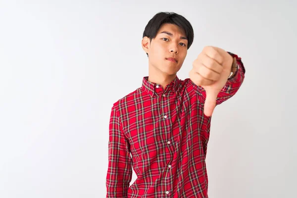 Jonge Chinese Man Draagt Casual Rood Shirt Staan Geïsoleerde Witte — Stockfoto