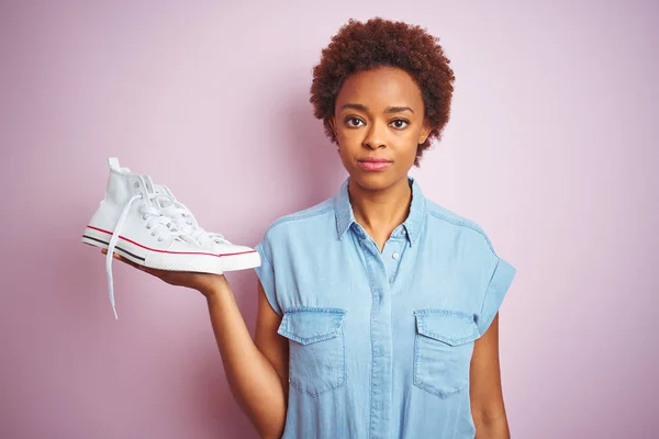 Afrikaans Amerikaanse Vrouw Met Witte Casual Sneakers Roze Geïsoleerde Achtergrond — Stockfoto