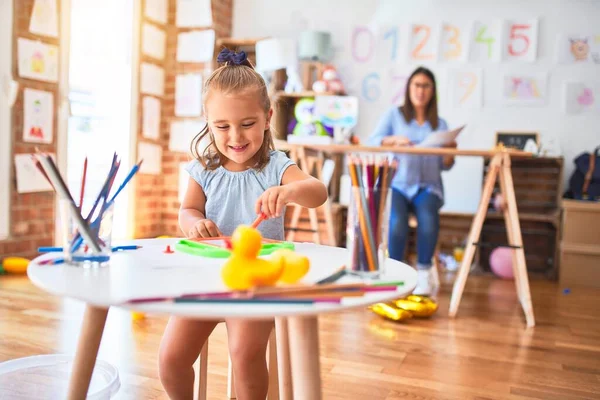 Blank Meisje Kind Spelen Leren Speelschool Met Vrouwelijke Leraar Moeder — Stockfoto