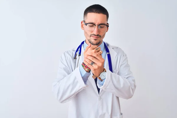 Jonge Arts Draagt Stethoscoop Geïsoleerde Achtergrond Lijdende Pijn Handen Vingers — Stockfoto