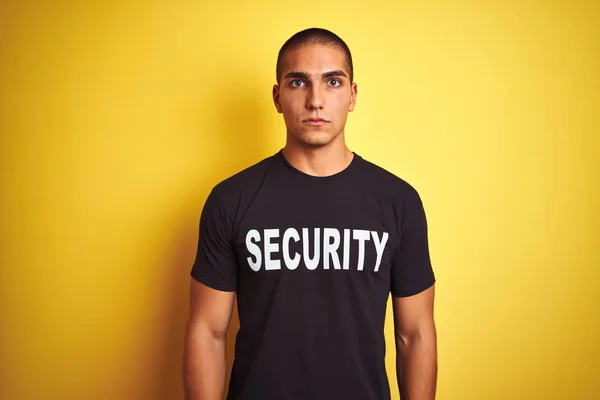 Jovem Homem Salvaguarda Com Shirt Segurança Sobre Fundo Isolado Amarelo — Fotografia de Stock