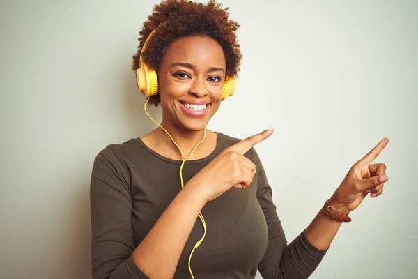 Afroamerikansk Kvinna Bär Hörlurar Lyssna Musik Över Isolerade Bakgrund Leende — Stockfoto
