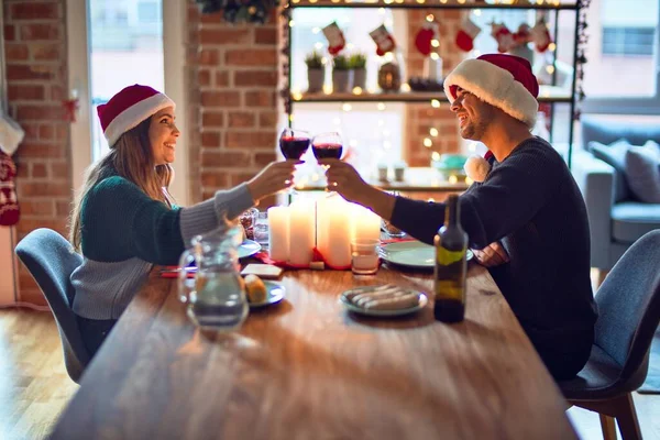 Junges Schönes Paar Das Glücklich Und Zuversichtlich Lächelt Essen Und — Stockfoto