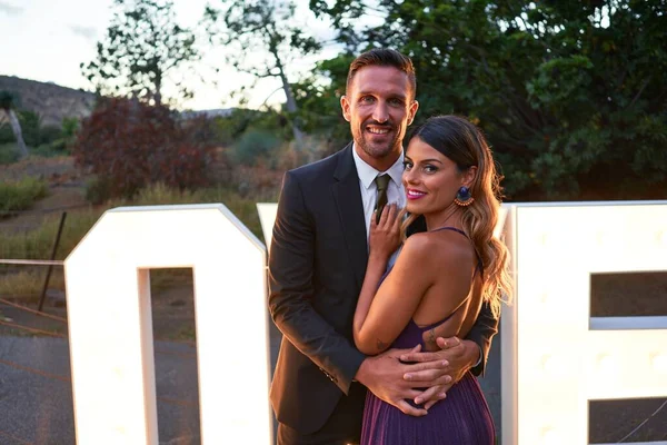 Jovem Casal Bonito Vestindo Terno Elegante Vestido Sorrindo Feliz Confiante — Fotografia de Stock