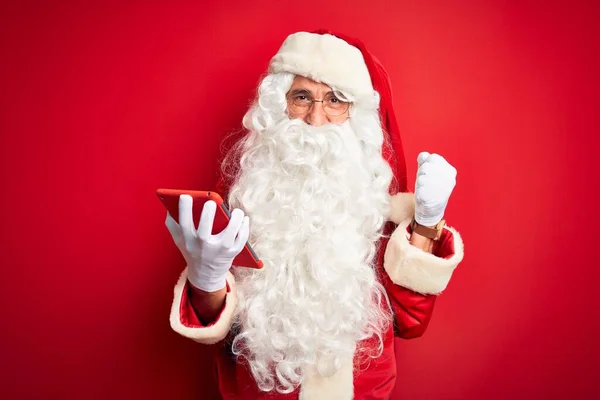 Muž Středního Věku Kostýmu Santa Claus Pomocí Tabletu Přes Izolované — Stock fotografie
