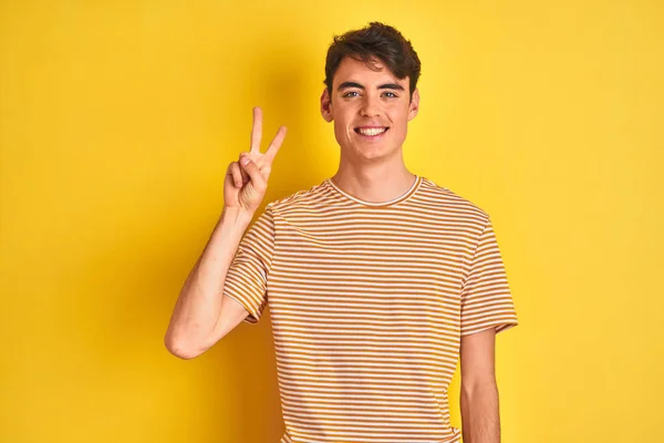 Adolescente Niño Vistiendo Camiseta Amarilla Sobre Fondo Aislado Mostrando Apuntando — Foto de Stock