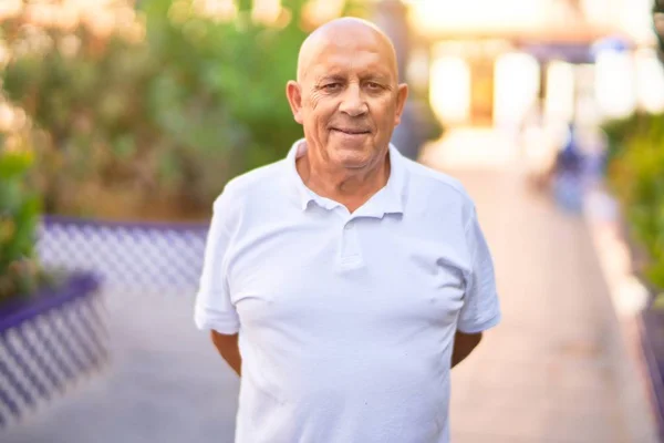 Hombre Guapo Mayor Sonriendo Feliz Confiado Pie Con Sonrisa Cara — Foto de Stock