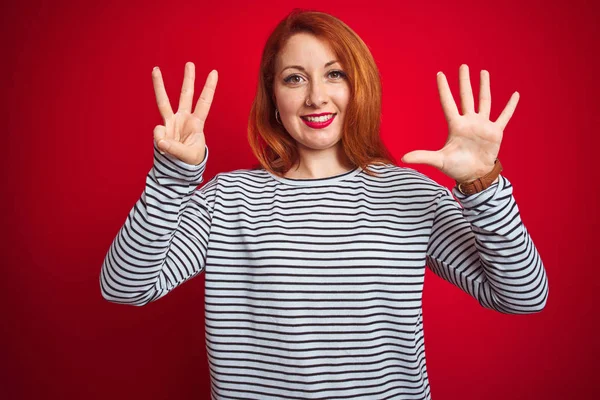 Junge Rothaarige Frau Trägt Trägerhemd Marine Steht Über Rotem Isoliertem — Stockfoto