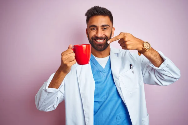 Junger Indischer Arzt Trinkt Tasse Kaffee Steht Über Isoliertem Rosa — Stockfoto