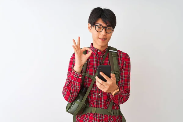 Homem Chinês Caminhante Vestindo Cantina Usando Smartphone Sobre Fundo Branco — Fotografia de Stock