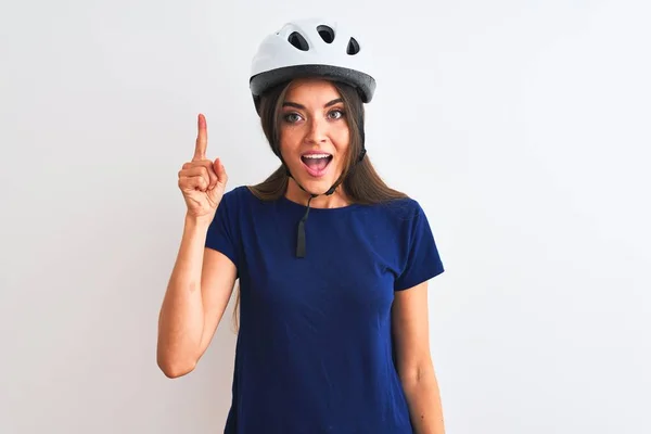 年轻美丽的骑自行车的女人戴着安全的自行车头盔 头顶着孤立的白色背景 指指点点着成功的点子 又兴奋又快乐 第一部分 — 图库照片