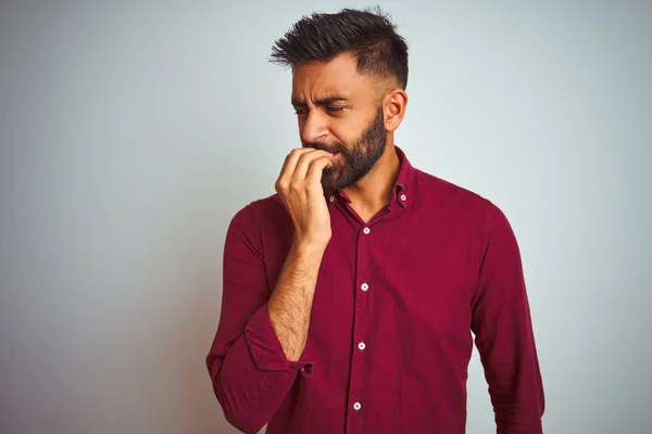 Homem Indiano Jovem Vestindo Camisa Elegante Vermelho Sobre Fundo Cinza — Fotografia de Stock