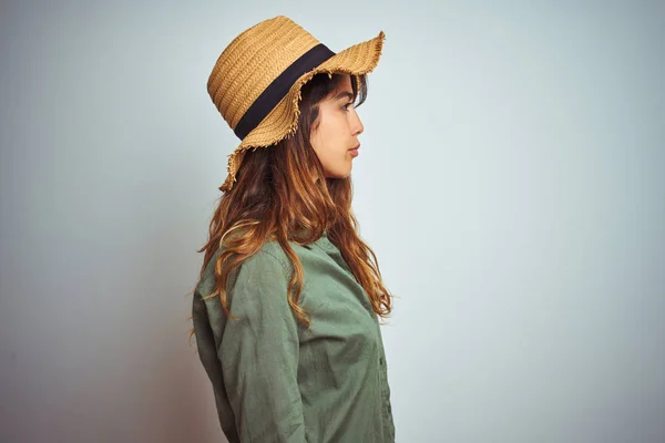 Jovem Mulher Bonita Férias Vestindo Camisa Verde Chapéu Sobre Fundo — Fotografia de Stock