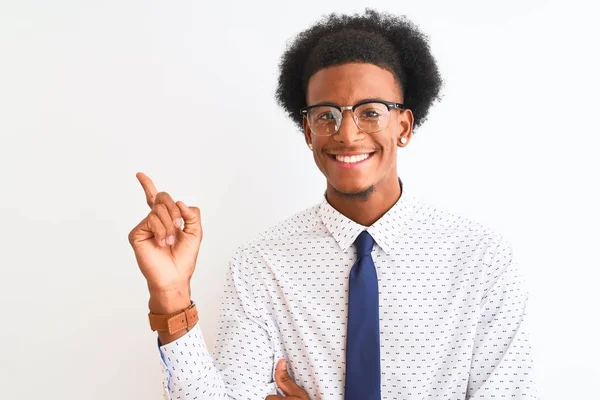 Νεαρός Αφροαμερικάνος Επιχειρηματίας Γραβάτα Και Γυαλιά Απομονωμένο Λευκό Φόντο Ένα — Φωτογραφία Αρχείου