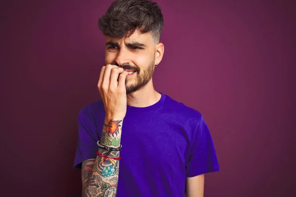 Joven Hombre Con Tatuaje Usando Camiseta Pie Sobre Fondo Púrpura — Foto de Stock