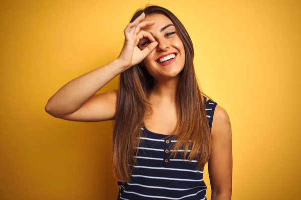 Junge Schöne Frau Gestreiftem Shirt Steht Über Isoliertem Gelben Hintergrund — Stockfoto