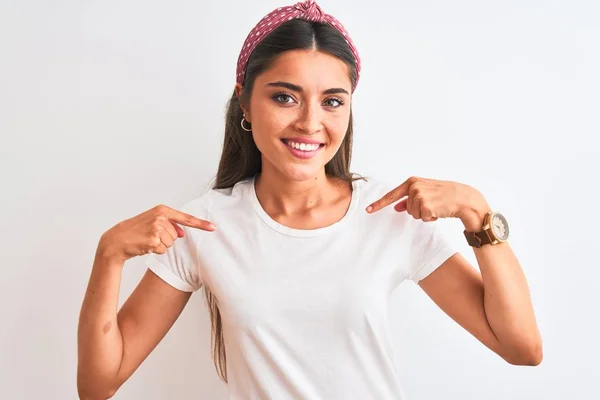 Mujer Hermosa Joven Con Camiseta Casual Diadema Sobre Fondo Blanco —  Fotos de Stock