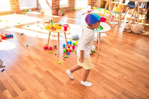 Schöne Blonde Kleinkind Mit Fanny Bunten Propellermütze Viel Spielzeug Kindergarten — Stockfoto