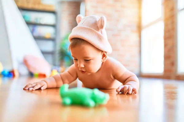 Adorable Bebé Acostado Sofá Casa Recién Nacido Con Sombrero Fanny — Foto de Stock