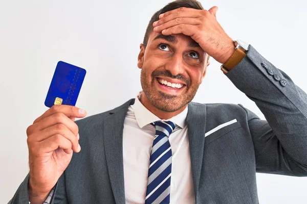 Joven Hombre Negocios Guapo Sosteniendo Tarjeta Crédito Sobre Fondo Aislado —  Fotos de Stock