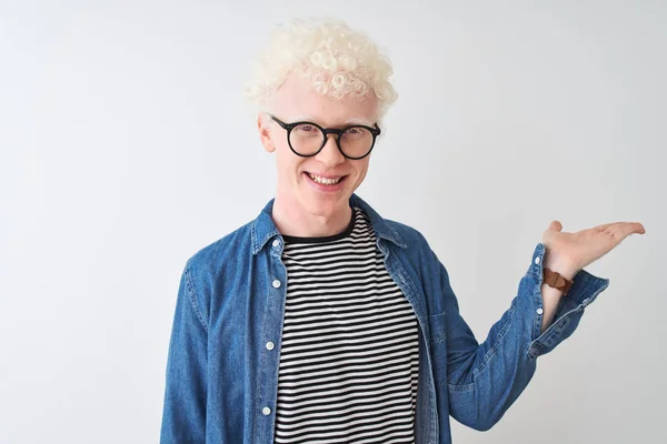 Kotlu Gömlek Gözlüklü Genç Albino Adam Izole Edilmiş Beyaz Arka — Stok fotoğraf