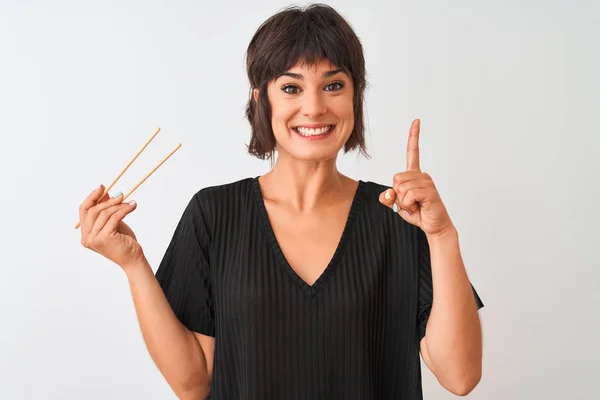 Young Beautiful Woman Holding Chopsticks Standing Isolated White Background Surprised — Stock Photo, Image