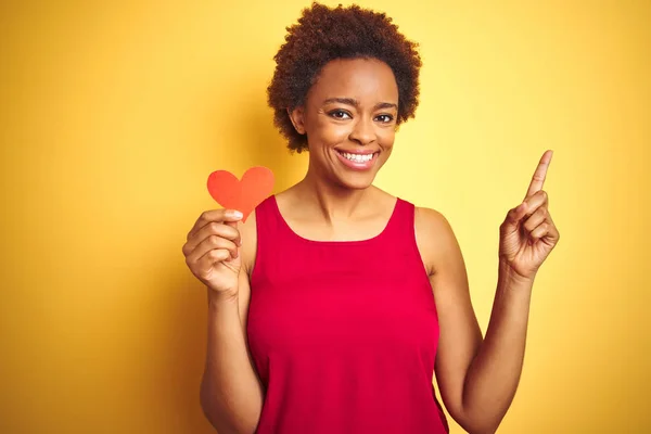Αφροαμερικανή Γυναίκα Κρατώντας Ρομαντικές Χάρτινες Καρδιές Πάνω Από Κίτρινο Απομονωμένο — Φωτογραφία Αρχείου