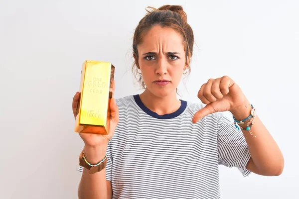 Junge Schöne Rothaarige Frau Mit Goldbarren Über Isoliertem Hintergrund Mit — Stockfoto