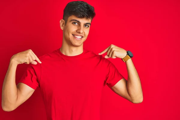 Νεαρός Ινδός Άνδρας Που Φοράει Shirt Στέκεται Πάνω Από Απομονωμένο — Φωτογραφία Αρχείου