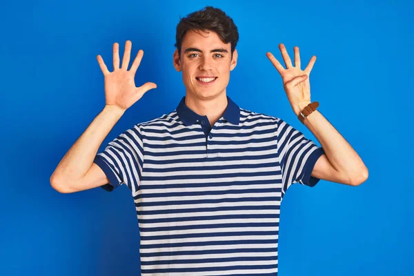 Adolescent Garçon Portant Casual Shirt Debout Sur Bleu Isolé Fond — Photo