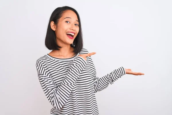 Jonge Chinese Vrouw Draagt Gestreept Shirt Staan Geïsoleerde Witte Achtergrond — Stockfoto