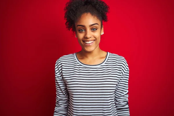 Afro Amerikaanse Vrouw Draagt Marine Gestreept Shirt Staande Geïsoleerde Rode — Stockfoto