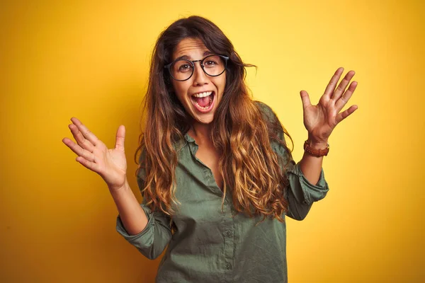 Jovem Mulher Bonita Vestindo Camisa Verde Óculos Sobre Fundo Isolado — Fotografia de Stock