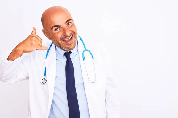 Medelålders Läkare Man Bär Stetoskop Och Slips Stående Över Isolerade — Stockfoto