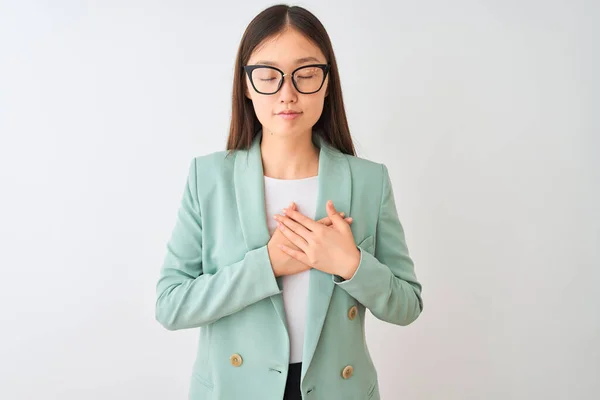 Empresaria China Con Elegante Chaqueta Gafas Sobre Fondo Blanco Aislado — Foto de Stock