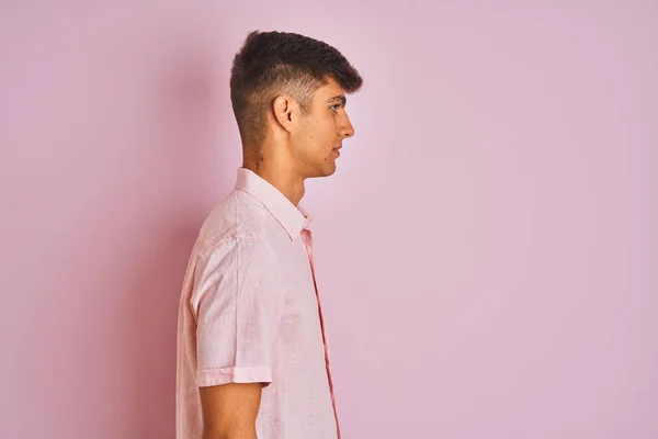 カジュアルなシャツを着た若いインド人男性が横を向く孤立したピンクの背景の上に立って 自信に満ちた笑顔で自然な顔でプロフィールポーズをリラックス — ストック写真