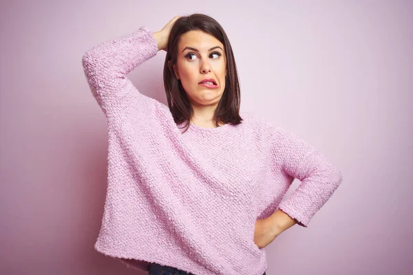 Junge Schöne Brünette Frau Trägt Einen Pullover Über Rosa Isolierten — Stockfoto