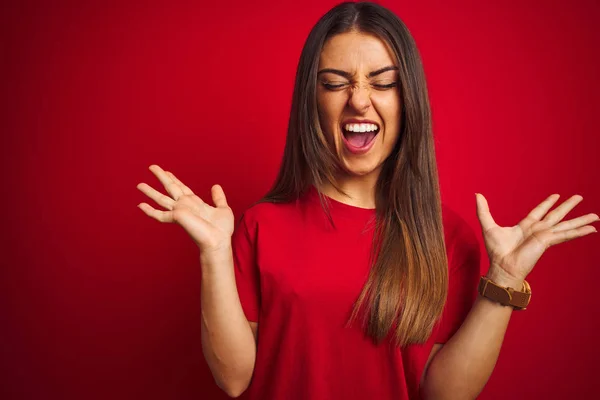 Jovem Mulher Bonita Vestindo Camiseta Sobre Fundo Vermelho Isolado Celebrando — Fotografia de Stock